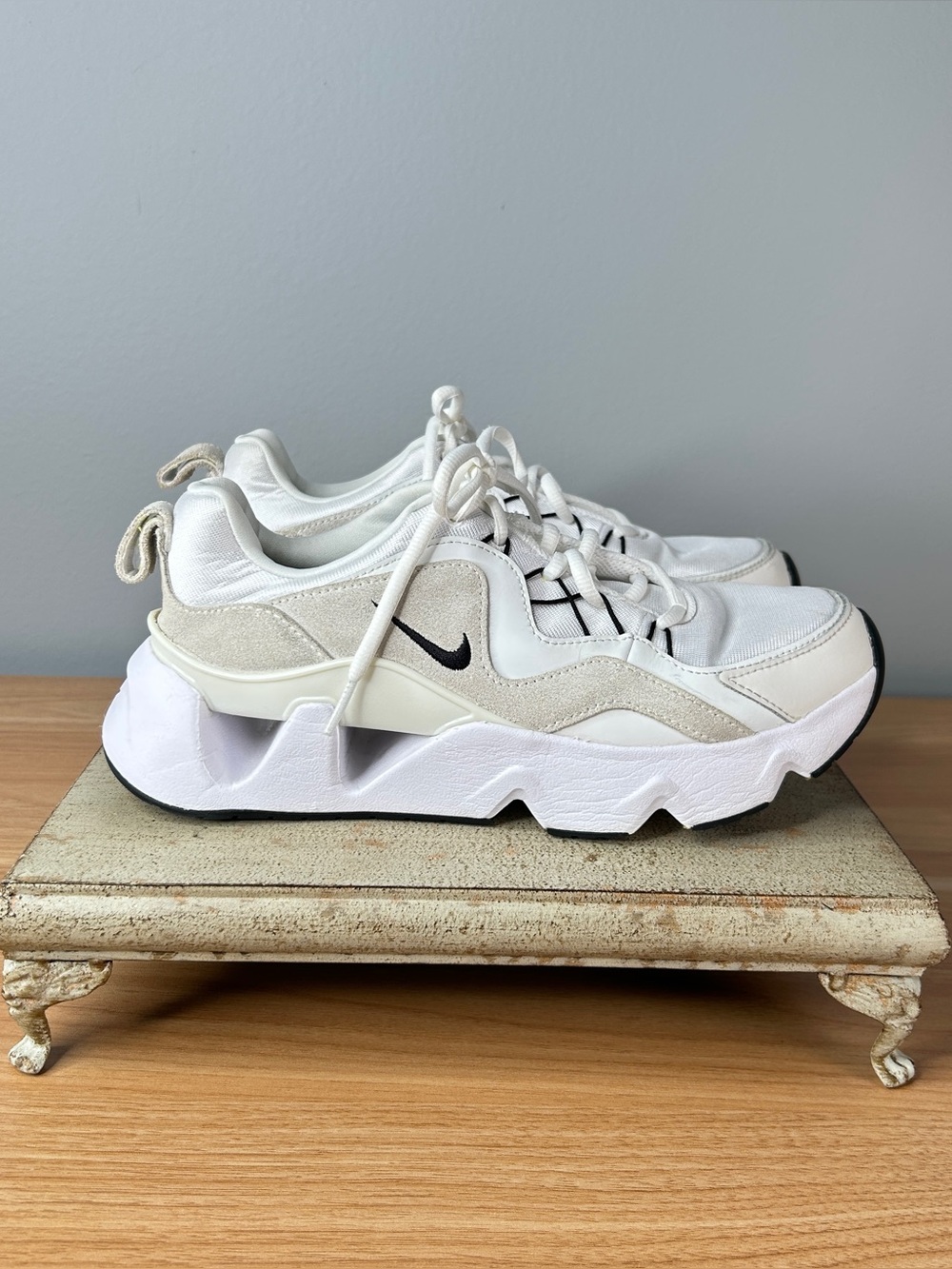 Nike White Sneakers Size 8 Tennis Shoes RYZ 365 Summit - Picture 13 of 16